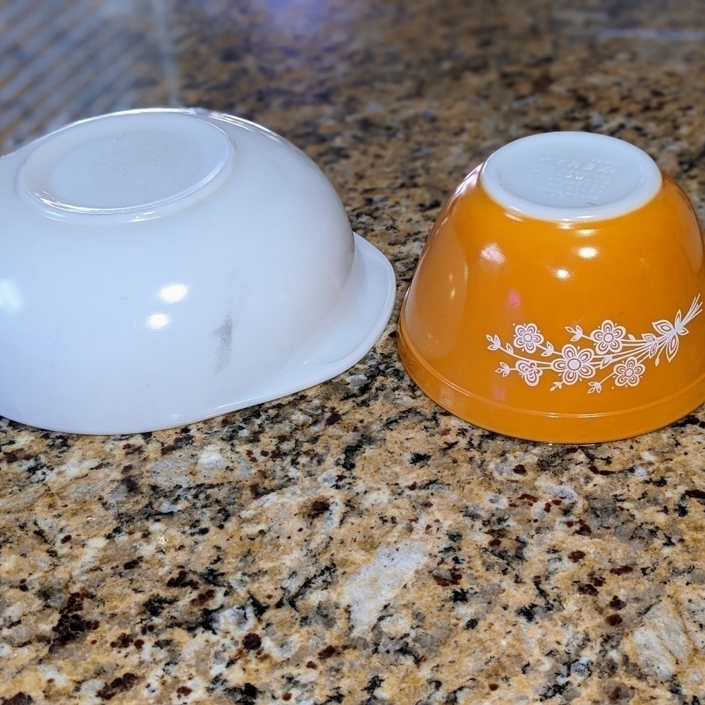Pyrex Round Mixing Bowls in White and Gold Ovenware - Picture 4 of 4